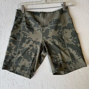 5.11 Tactical Camouflage Training Biker Shorts Pockets Size Small 6 in. Inseam